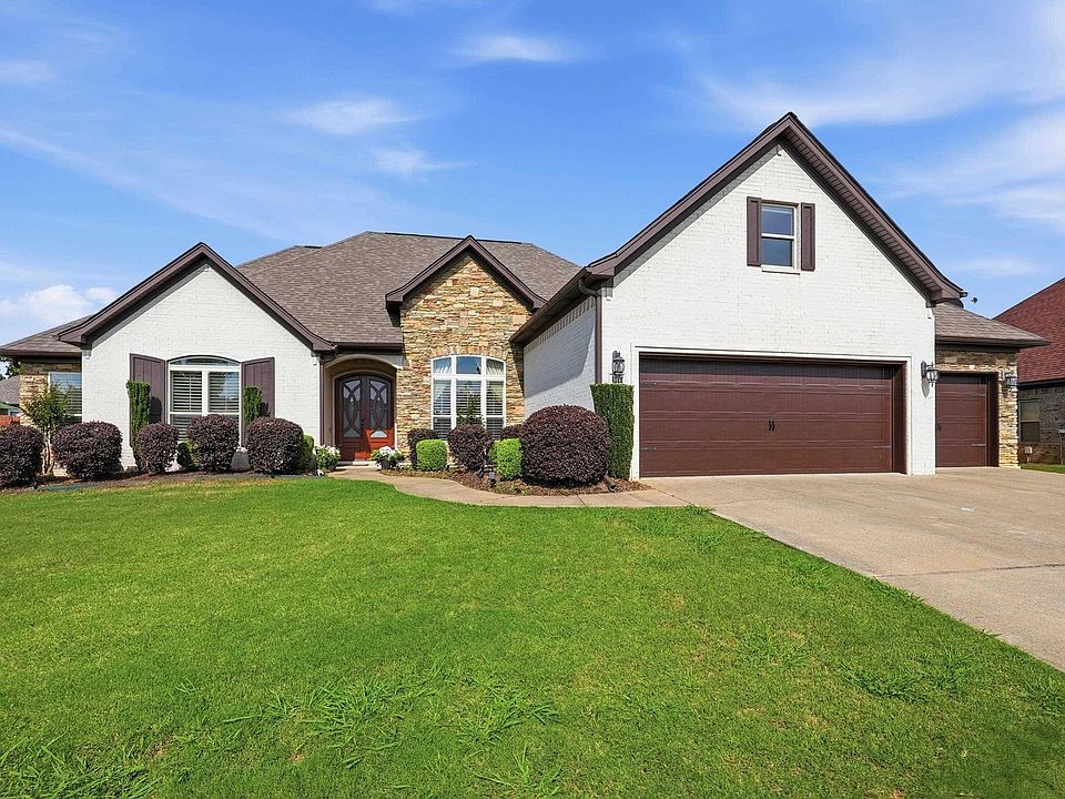 1st image of 3221 Robbins Dr