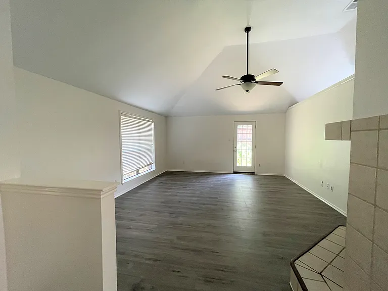 621 Phillips Dr — Photo 2