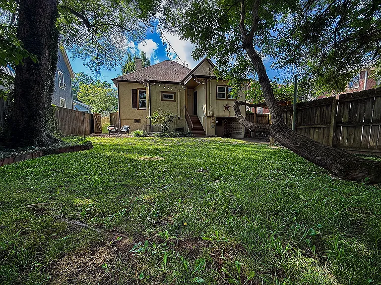 316 W Maple St — Photo 2