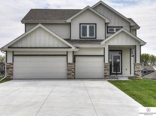 5011 Clearwater Dr, Papillion, NE 68133