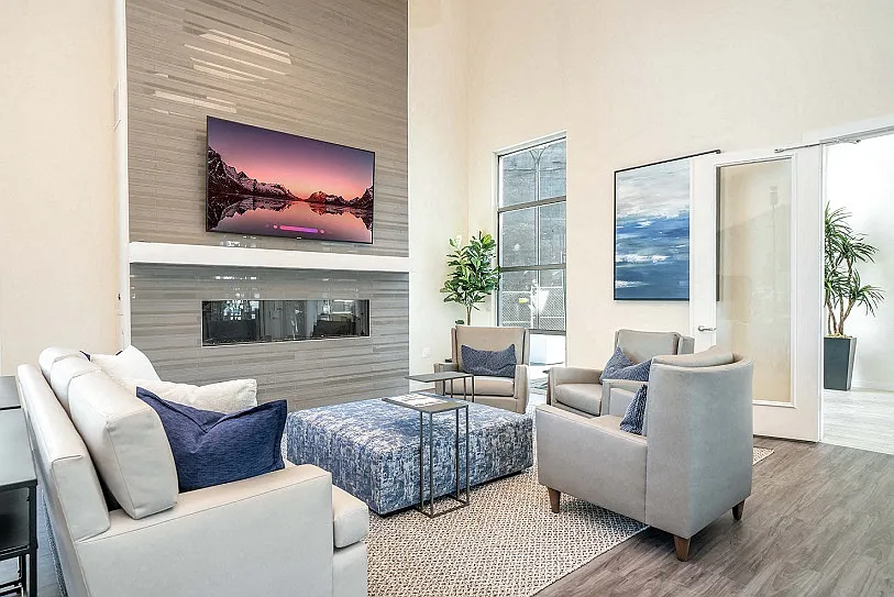 HUB APARTMENTS — Photo 3