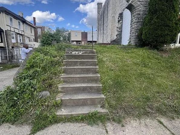 6737 N Sydenham St, Philadelphia, PA 19126