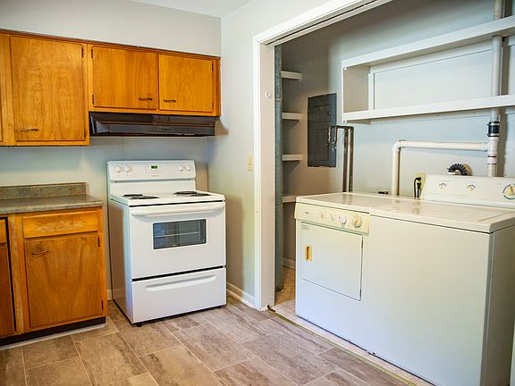 3rd image of 61 1/2 Franklin Ave