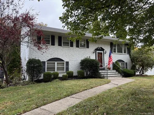 59 Edgewood Avenue, Oakdale, NY 11769