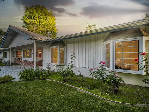 3rd image of 2274 Montrose Dr
