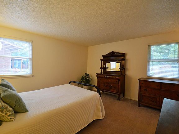 5th image of 3814 Columbia Dr