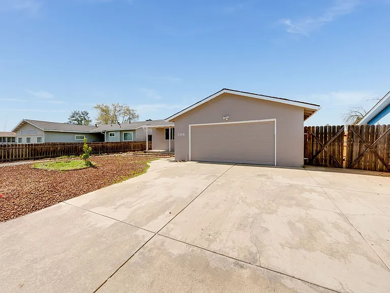 7726 Laurie Way — Photo 2
