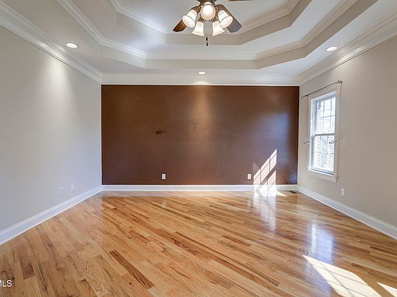 26th image of 405 Heather View Dr