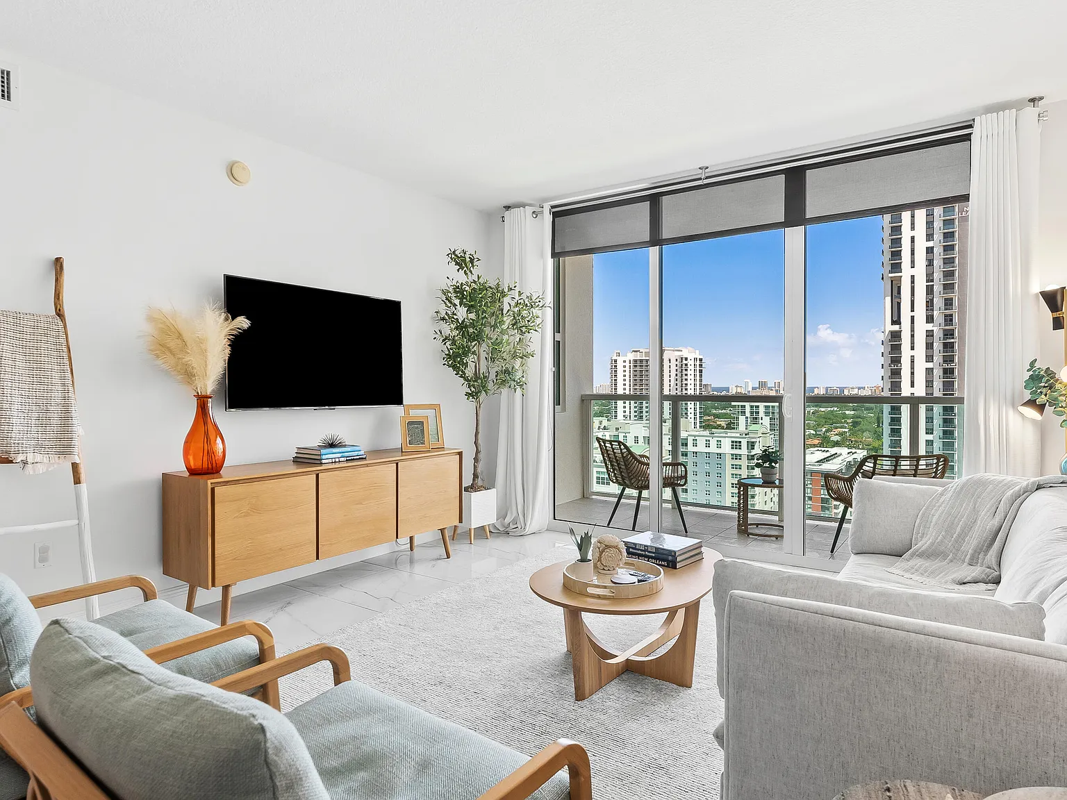 2 bed, 2.0 bath, 1346 sqft, $6,000 — Photo 2