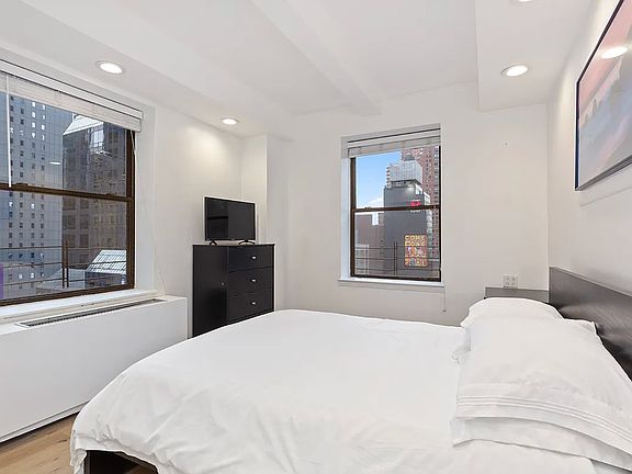 3rd image of 150 W 51st St Unit 607