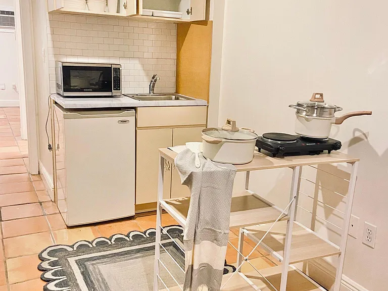 1252 Venetia Ave #B — Photo 8