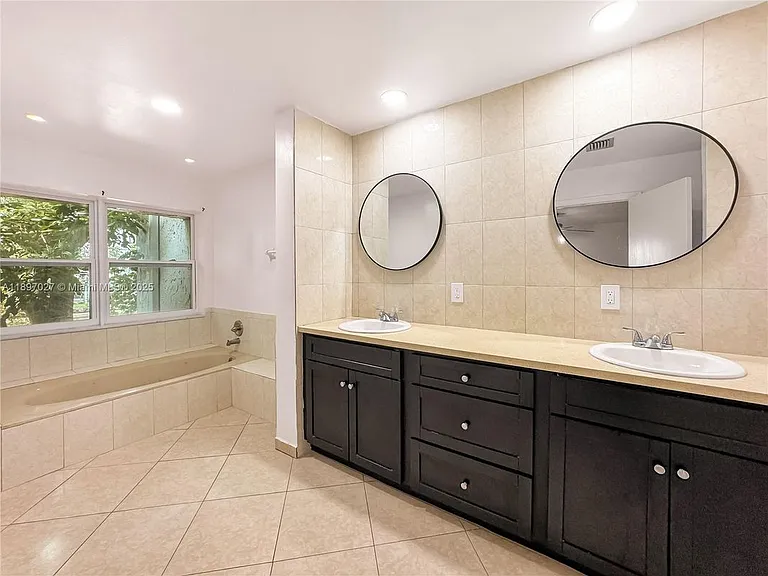 5608 NW 19th St #TOWNHOUSE — Photo 8