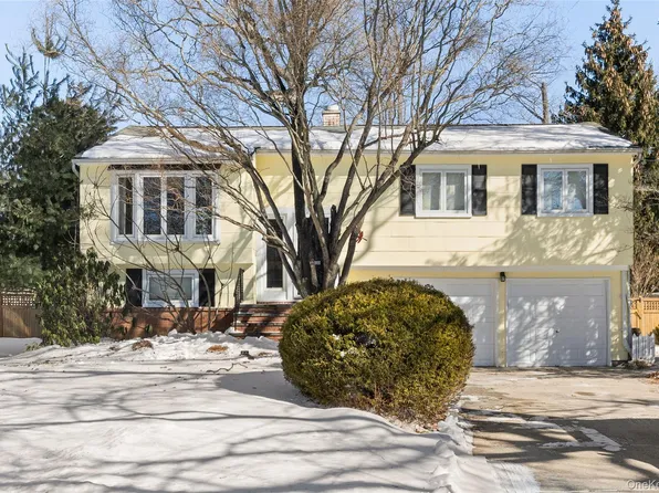 17 Lanier Ln, Bay Shore, NY 11706