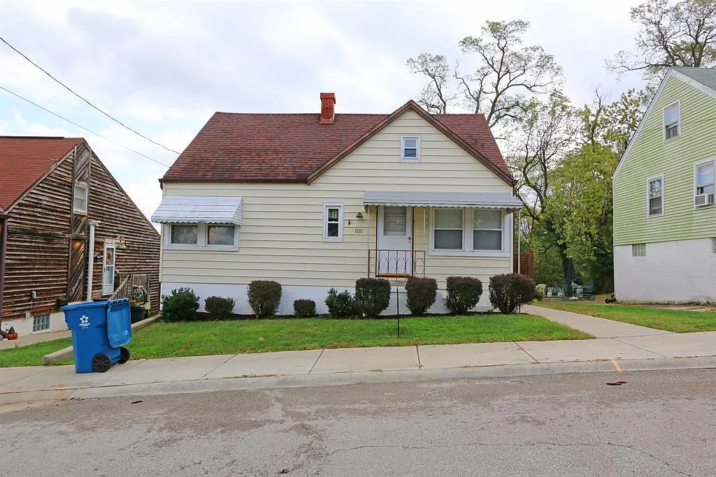 1211 Dayton Ave photo 1