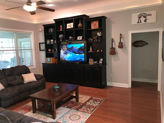 Family room w/built-in