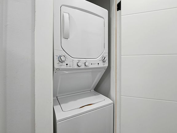 2nd image of 1518 W Melrose St #1