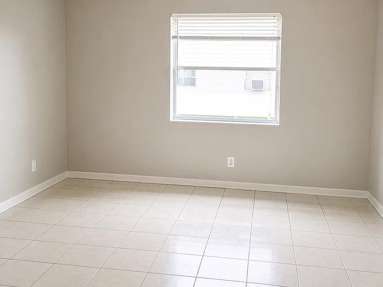 3741 SW 60th Ave — Photo 5