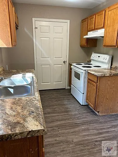 3 bed, 1.5 bath, 824 sqft, $1,100 — Photo 3