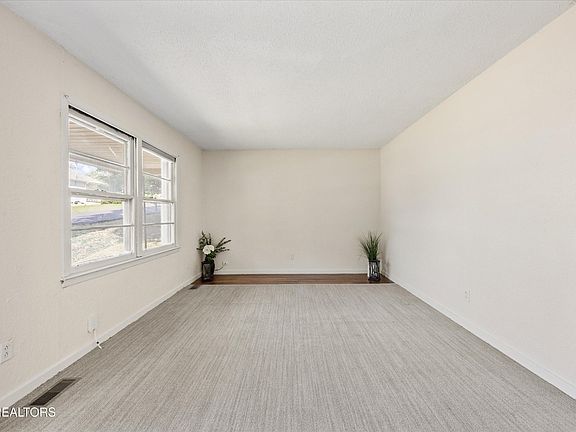 4th image of 706 Graves St