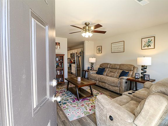 4th image of 131 Mountain Crest Dr