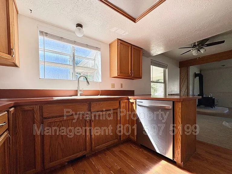1099 W Shepard Ln — Photo 20