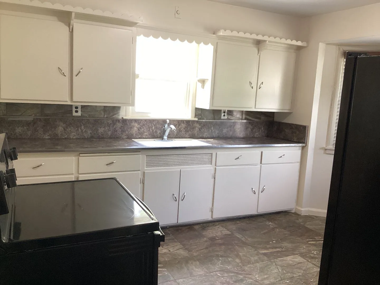 4 bedroom single family home with off street parking — Photo 1