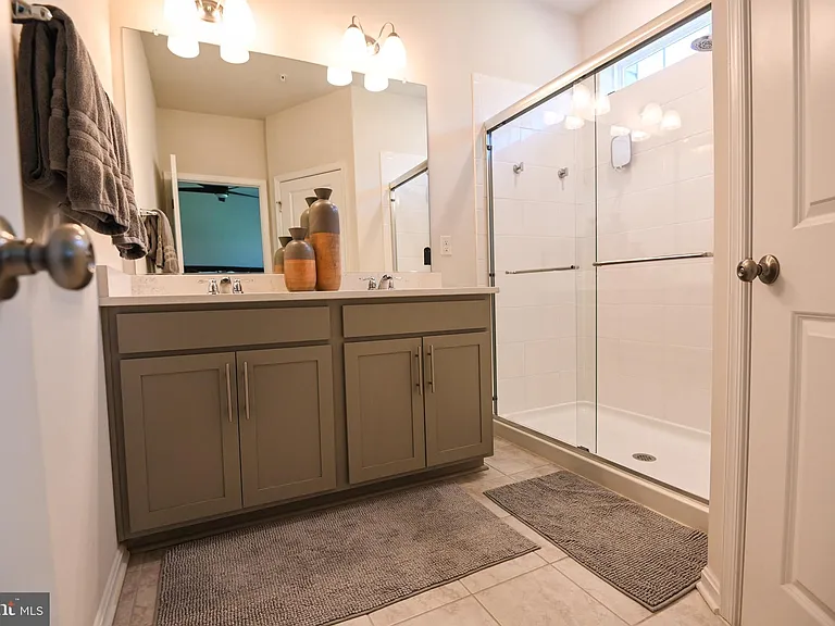 2047 Hinshaw Dr — Photo 34