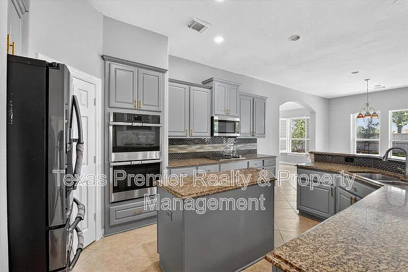 5 bed, 4.5 bath, 4800 sqft, $4,200 — Photo 4