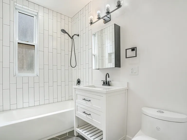 2826 N Rockwell St #1 — Photo 2