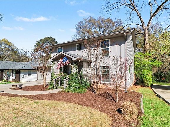 2nd image of 1930 Meadow Ln