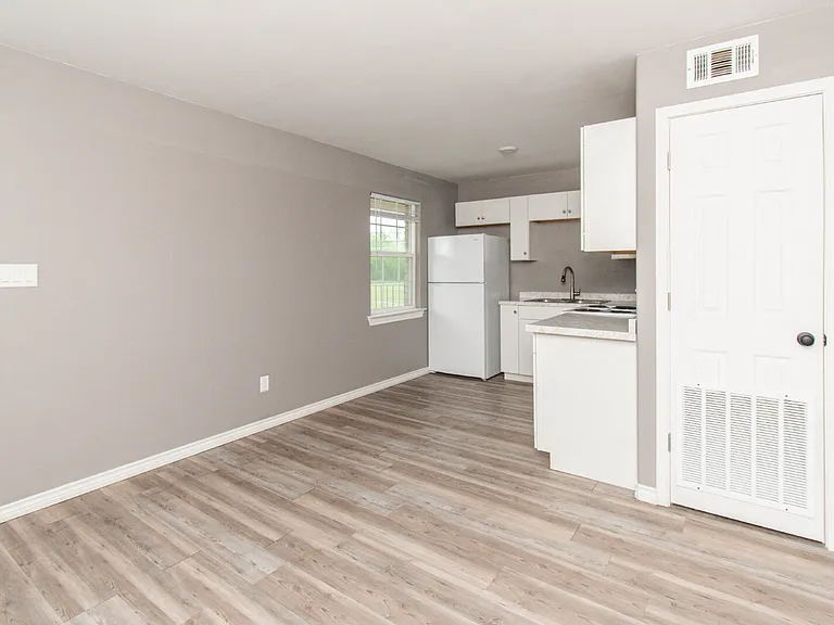 501 Root Ave #4 — Photo 3