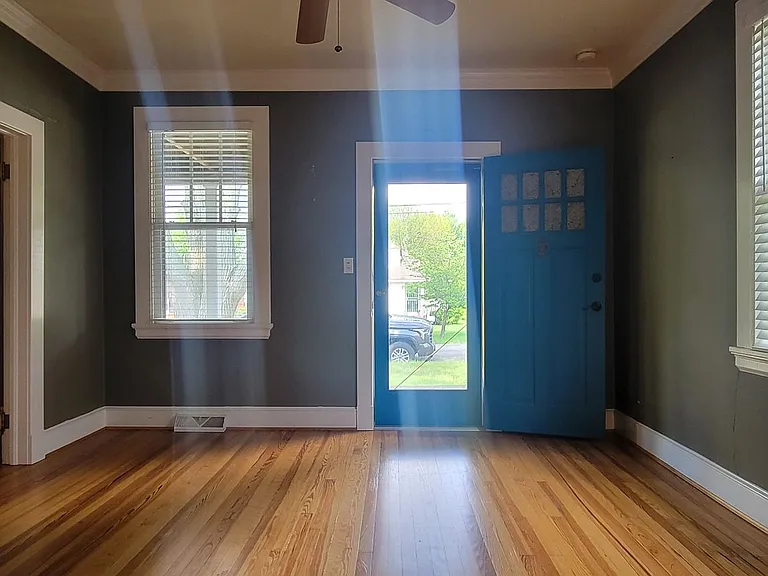6707 Glenwood St — Photo 2