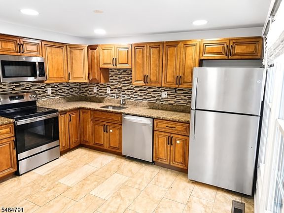 4th image of 852 Valley St