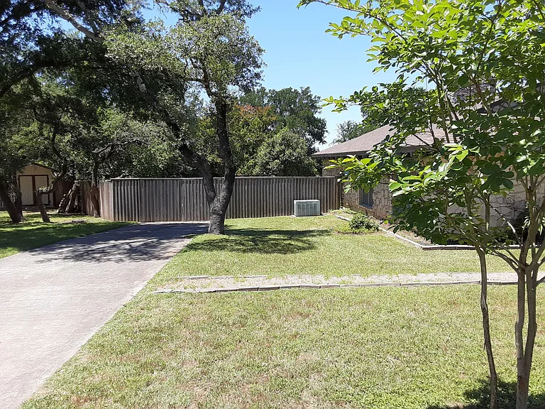 724 Whispering Oaks Dr — Photo 4