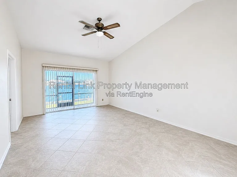 320 SW 3rd Pl #2 — Photo 5