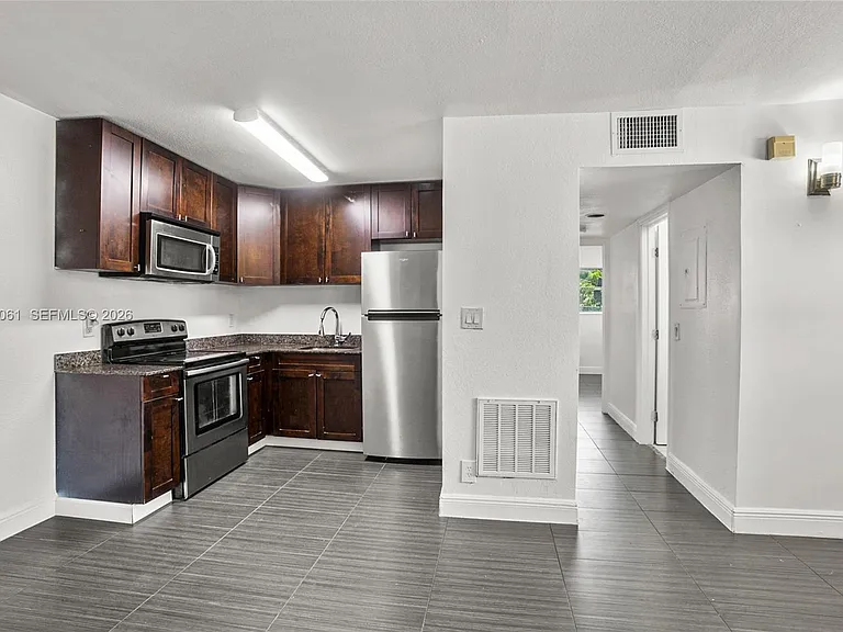 37 SW 14th St #10 — Photo 2