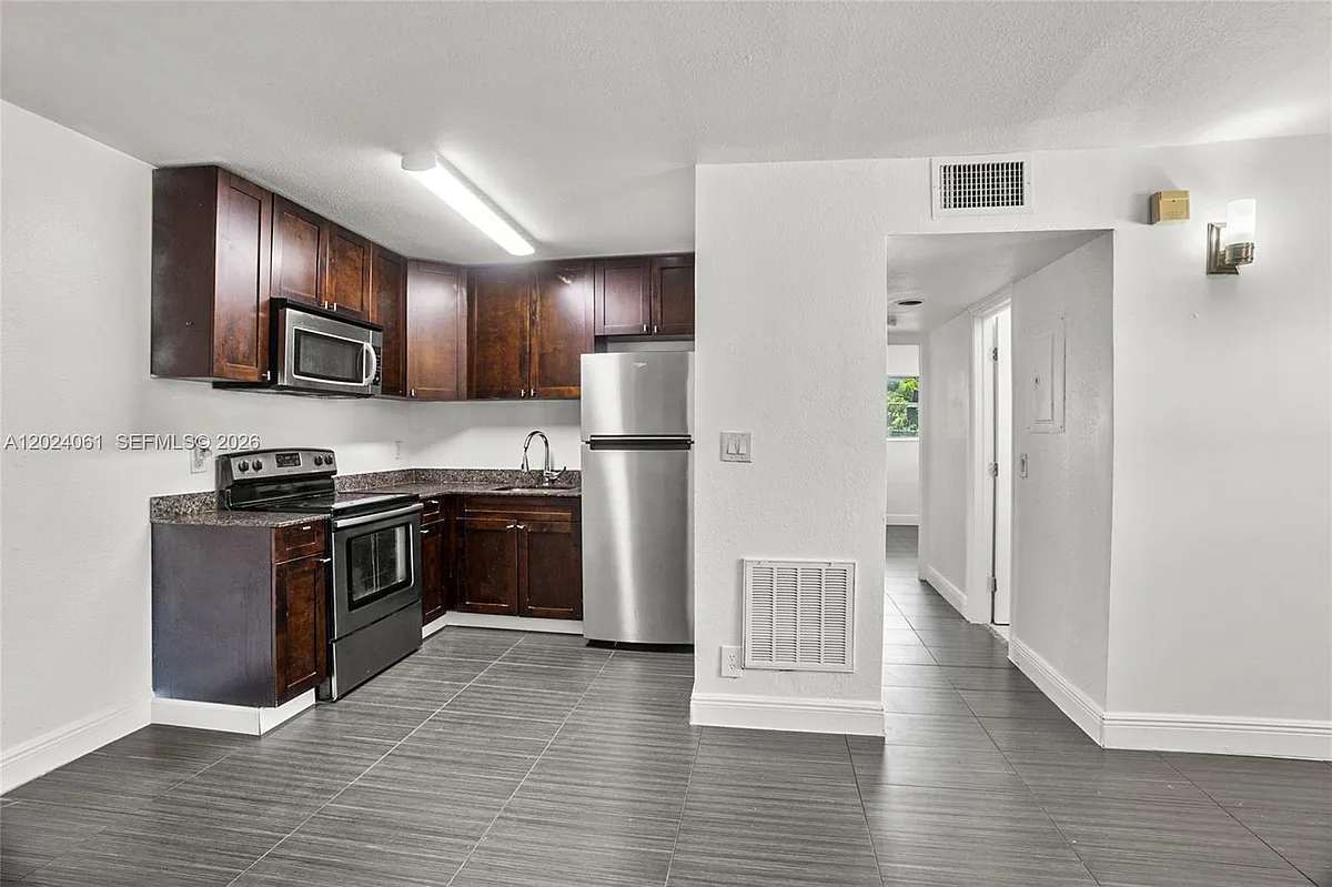 Building Photo - 37 SW 14th St #1