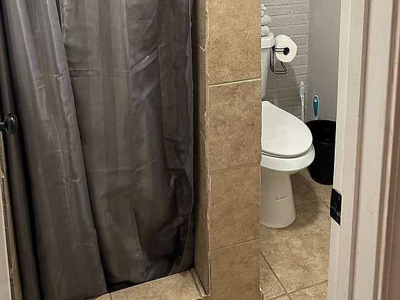 5th image of 816 N Willett St #3