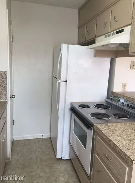 2 bed, 1.5 bath, 1045 sqft, $995 — Photo 4