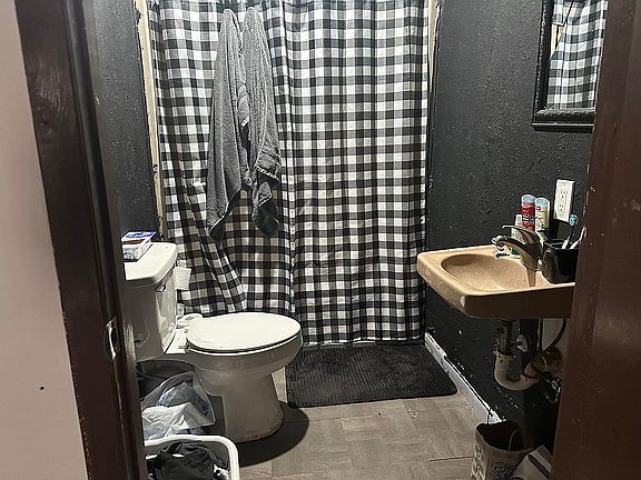 3rd image of 816 Francesca St