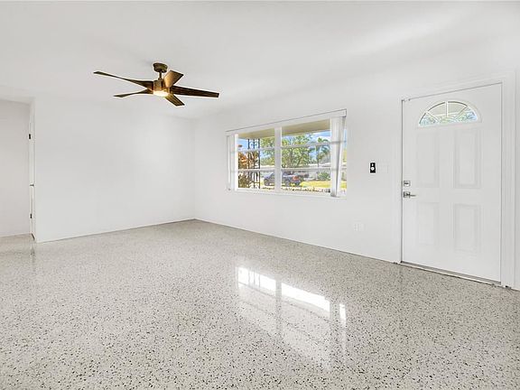 4th image of 727 43rd Ave NE