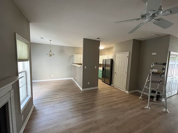 5th image of 107 Fox Trail Ln