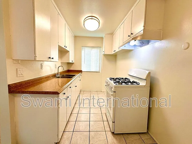 1535 W 102nd St #6 — Photo 8