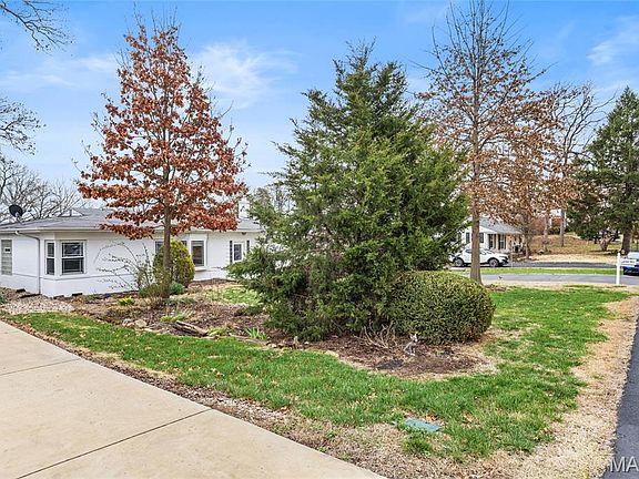 3rd image of 9422 Parklind Dr