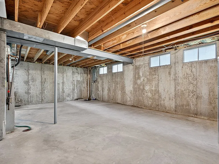 2126 Hungerford Dr — Photo 32