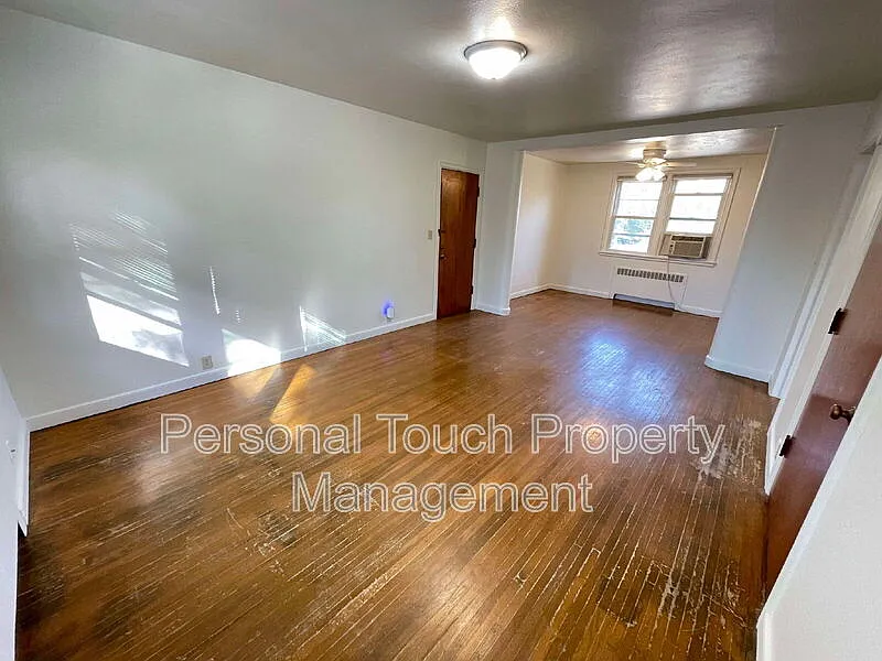 Building Photo - 517 12th Ave N #5