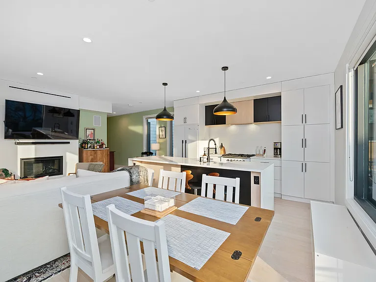 347 Maverick St #7 — Photo 8