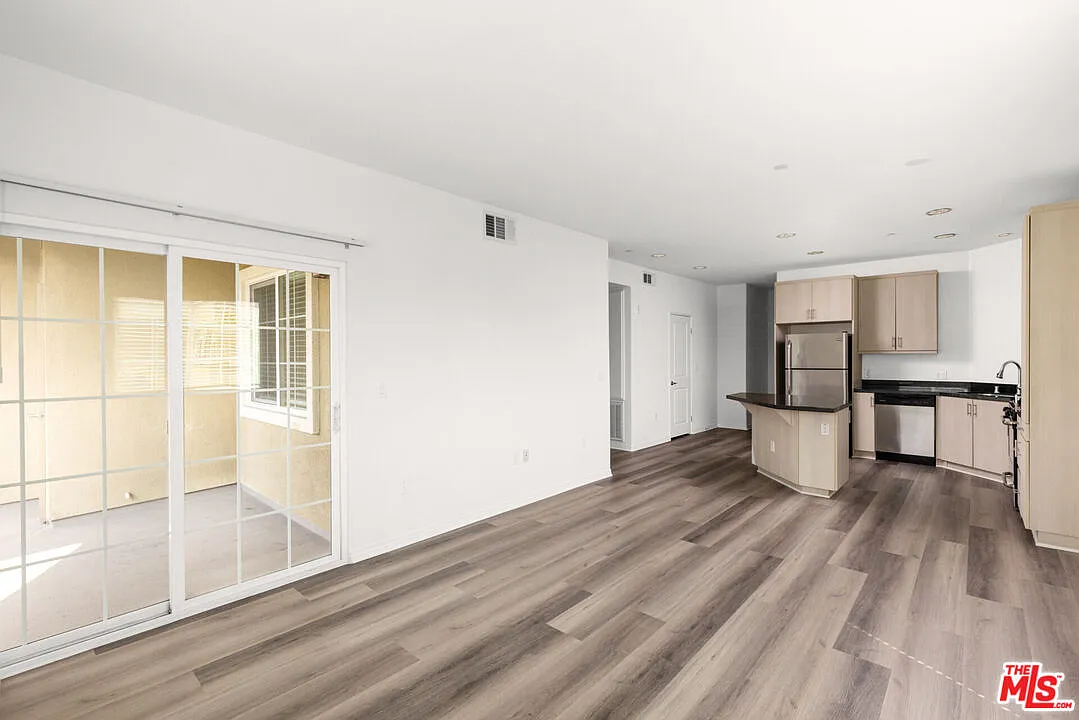 3 bed, 2.0 bath, 1427 sqft, $3,395 — Photo 3