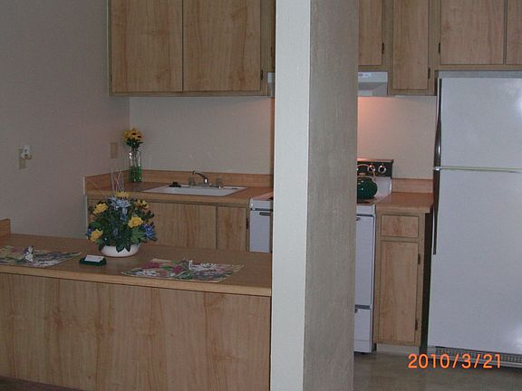 Studio apartment with full size kitchen and breakfast bar