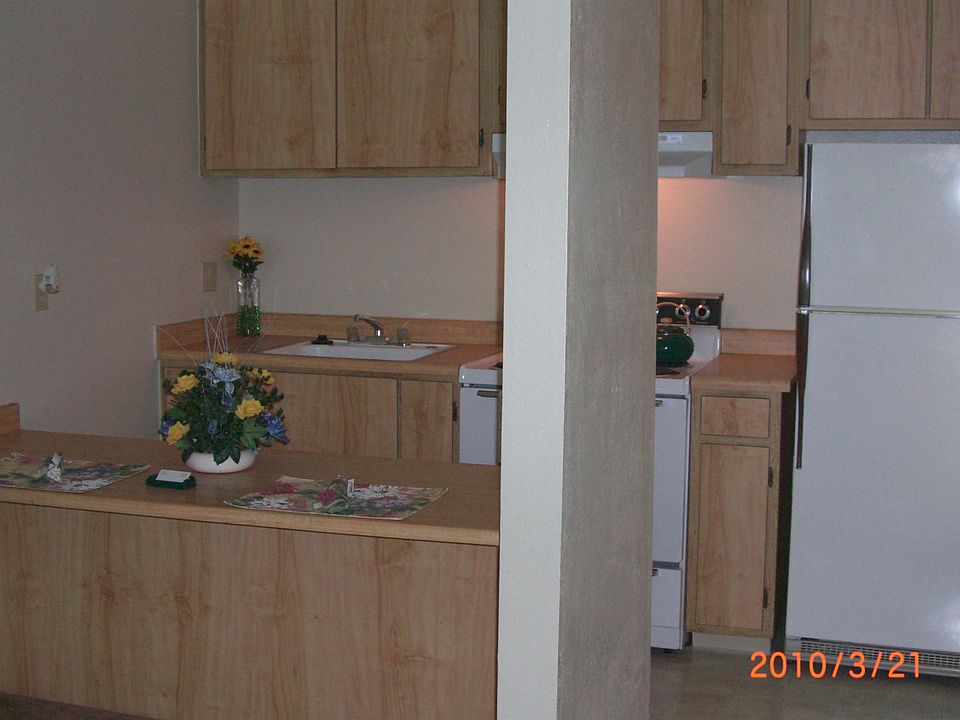 Studio apartment with full size kitchen and breakfast bar